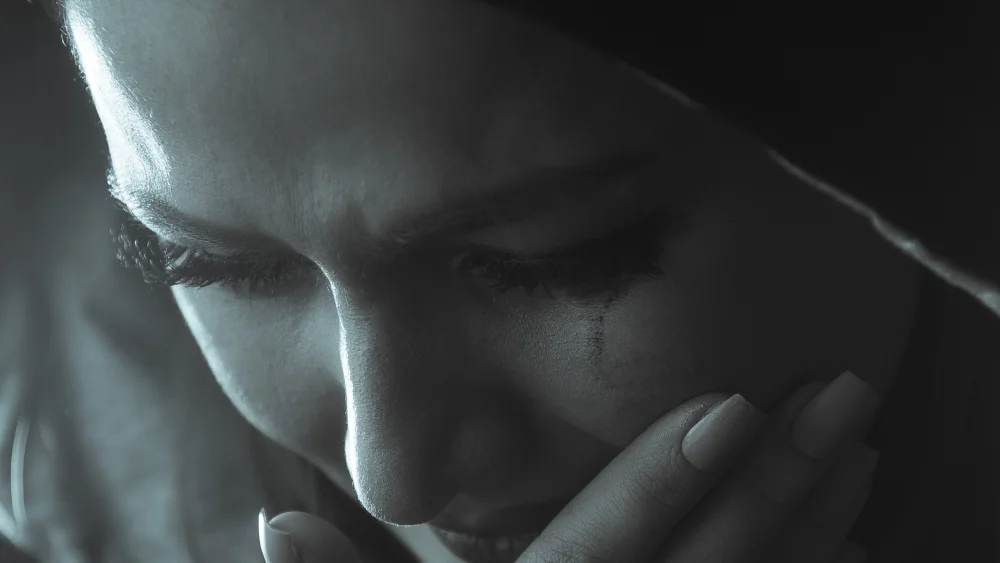 A crying woman. Source: Pixabay.