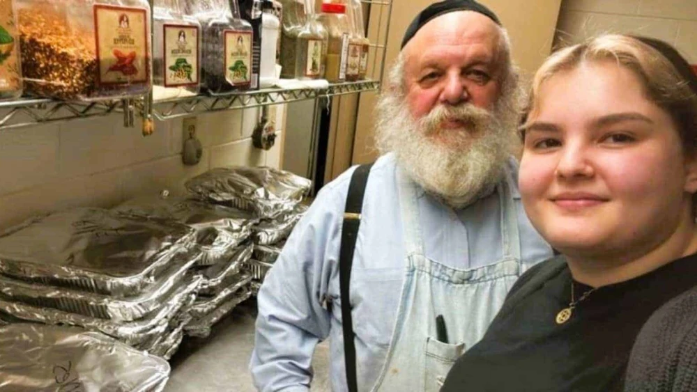 En Lubavitch House en West St. Paul, Minnesota, Anshel y Chaya Introlegator preparan comidas para viajeros judíos varados que fueron desviados en avión al Aeropuerto Internacional de Minneapolis-St. Paul como resultado de una tormenta de nieve que azotó a Estados Unidos de oeste a este del 24 al 25 de enero de 2026. Crédito: Cortesía de Chabad de Minnesota.
