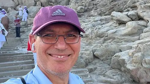 Channel 13 news editor Gil Tamary takes a selfie in Mecca, Saudi Arabia, July 2022. Credit: Channel 13 news.