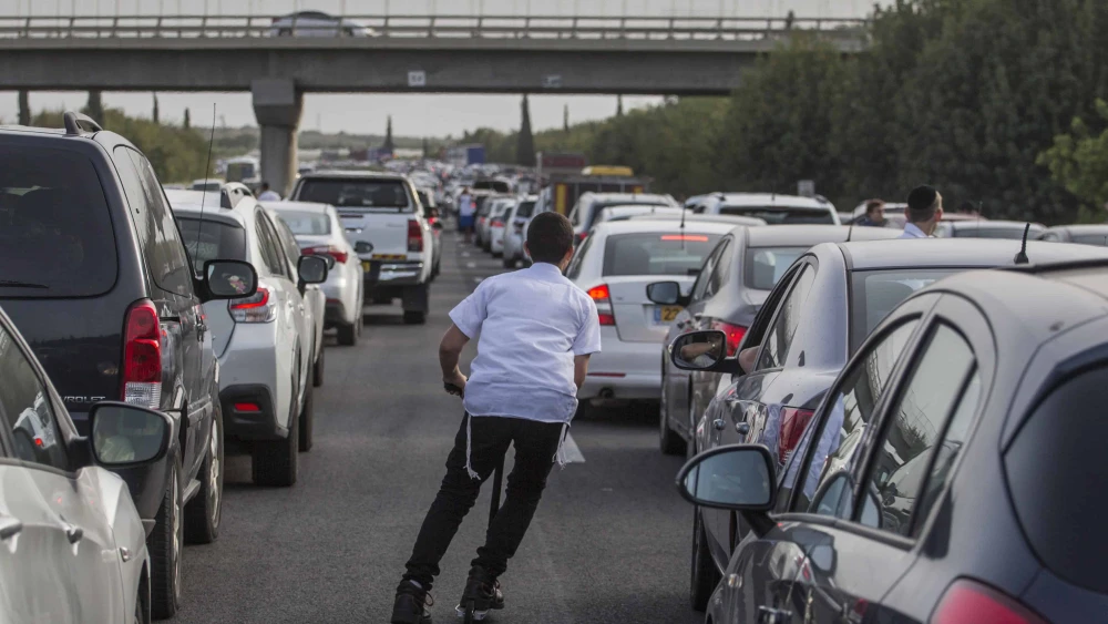Standstill traffic on Israel's Route 6 highway during the Jewish holiday of Passover, April 26, 2016. Photo by Hadas Parush/Flash90.