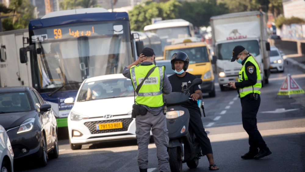 Police set up a temporary roadblock on Menachem Begin Street in Tel Aviv as Israel has seen a spike of new COVID-19 cases, bringing the authorities to reimpose a nationwide lockdown during the High Holiday season, on Sept. 23, 2020. Photo by Miriam Alster/Flash90.