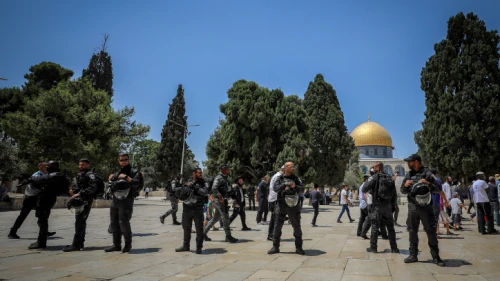 Israeli security forces guard as a group of religious Jews visit the Temple Mount in Jerusalem's Old City during Tisha B'Av, July 18, 2021. Photo by Jamal Awad/Flash90.