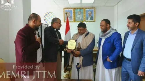 On June 6, 2021, about three weeks into the campaign, the Hamas representative in Yemen, Mo'az Abu Shamala presented an honorary plaque to Muhammad 'Ali Al-Houthi, in recognition of his support for the movement. (Credit: Palinfo.com via MEMRI)
