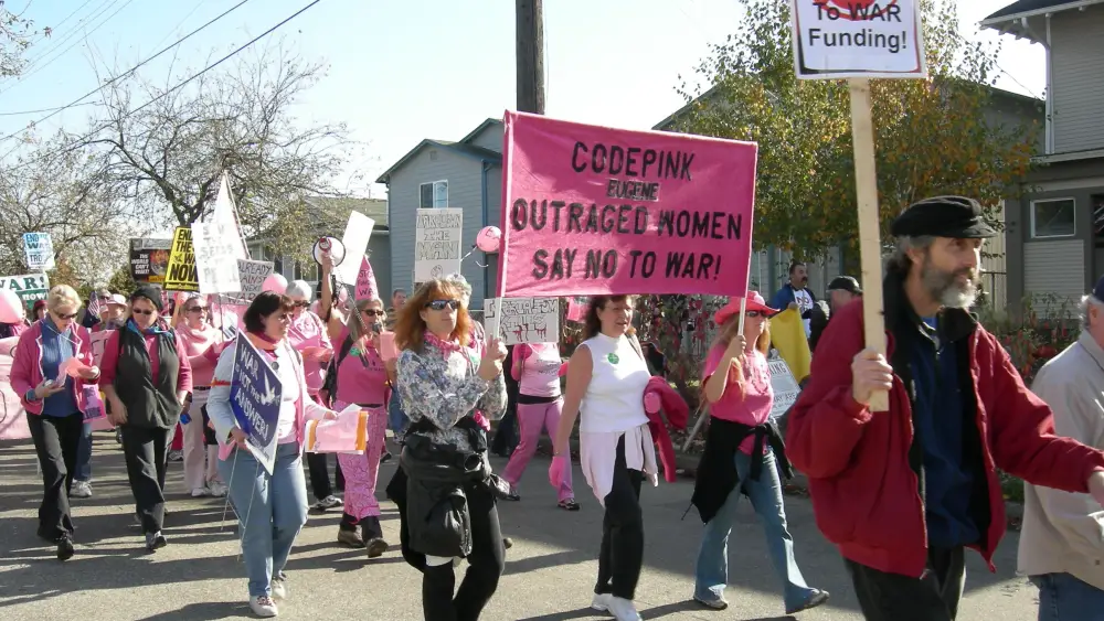 CodePink contingent in anti-war march, Seattle, Wash., Oct. 27, 2007. Credit: Joe Mabel via Wikimedia Commons.