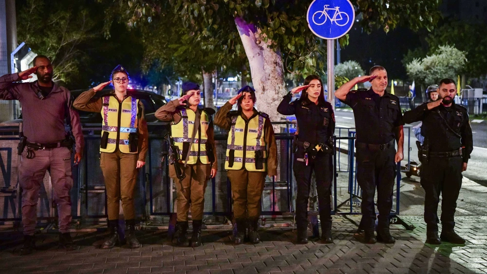 Security personnel pay their respects as the convoy carrying the bodies of hostages arrives at the Abu Kabir Forensic Institute in Tel Aviv, Nov. 2, 2025. Photo by Avshalom Sassoni/Flash90.