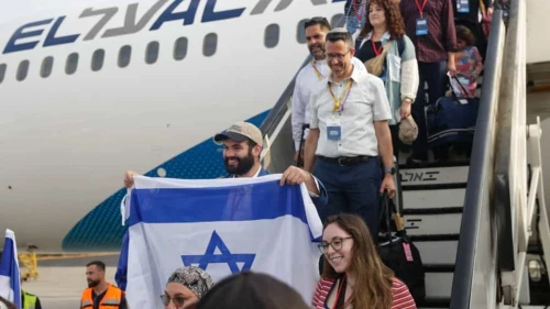 New immigrants from North America celebrate their arrival at Ben-Gurion Airport, Aug. 16, 2023. Photo by Kobi Natan/TPS.