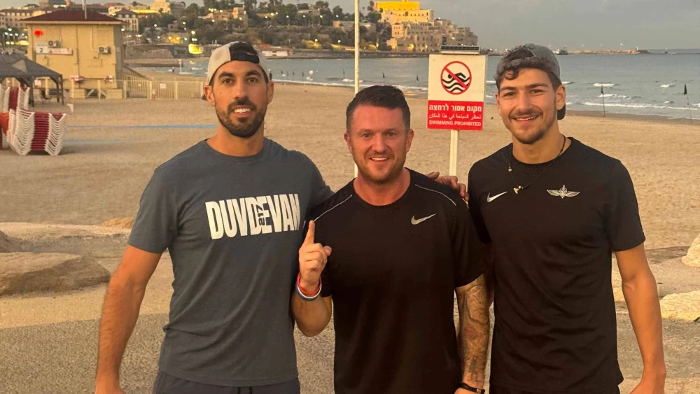 Tommy Robinson (center) with Israeli special forces soldiers in Tel Aviv on Oct. 16, 2025. Credit: Courtesy of Tommy Robinson.