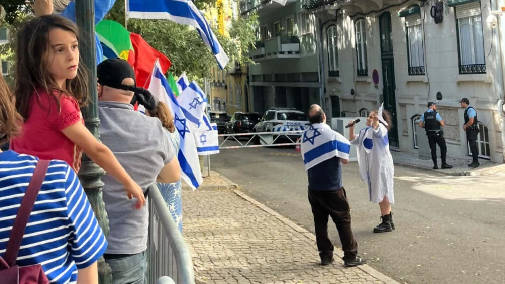 Portuguese Jews protest in Lisbon, Portugal against the government's recognition of Palestinian statehood on Sept. 22, 2025. Photo courtesy of Sofia Alfonso Ferreira.