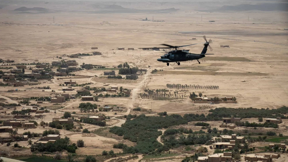 Un UH-60 Black Hawk de la 11.ª Brigada de Aviación de Combate vuela durante una misión en el área de operaciones del Comando Central de EE. UU. dentro de áreas designadas de Irak y Siria, el 6 de junio de 2022. Crédito: Mayor Karl R. Cain II/Ejército de EE. UU.