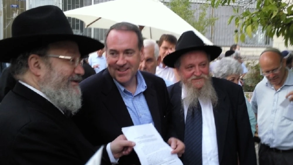 Former Arkansas Gov. Mike Huckabee with Rabbinical Council for Peace leaders Rabbis Joseph Gerlitzky and Avraham S. Lewin. Credit: RCP.