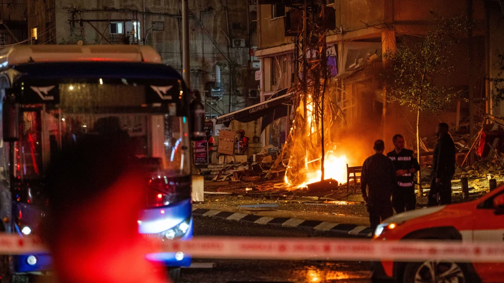 The scene where a missile fired from Lebanon caused damage in the central Israeli city of Ramat Gan, November 18, 2024. Photo by Erik Marmor/Flash90 *** Local Caption *** מלמה נפילה רמת גן חיזבאללה לבנון טיל נזק בניין