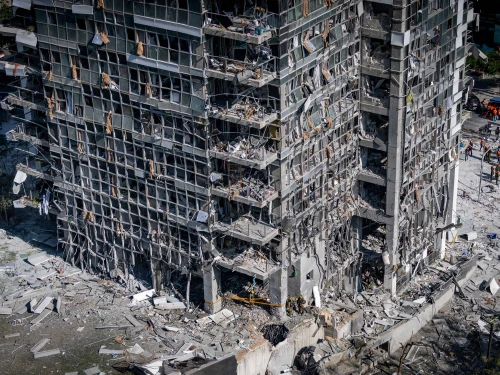Israeli security and rescue personnel at the scene after a ballistic missile fired from Iran hit in Ramat Gan, June 19, 2025. Photo by Chaim Goldberg/Flash90.