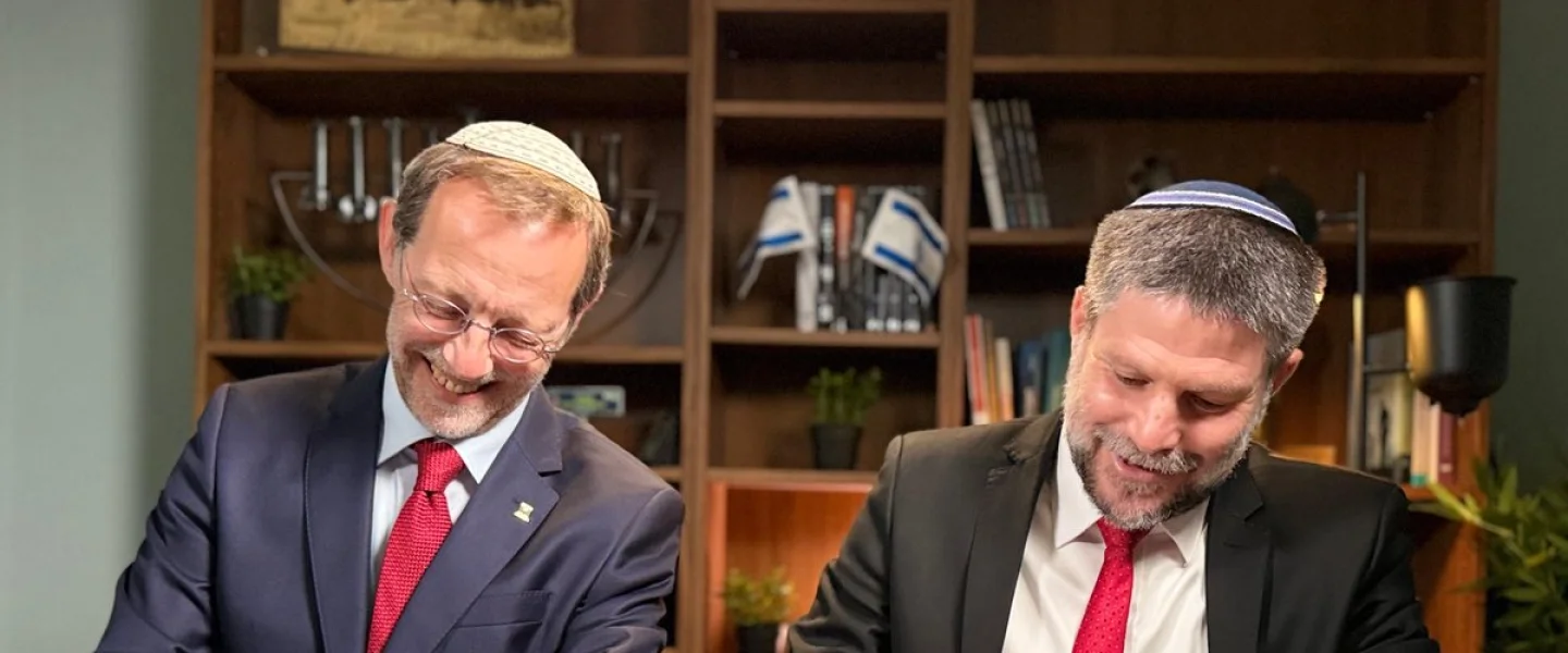 Moshe Feiglin of the Zehut Party (l.) and Bezalel Smotrich of the Religious Zionism Party agree to unite ahead of the 26th Knesset elections, Sept. 1, 2026. Credit: Bezalel Smotrich/X.