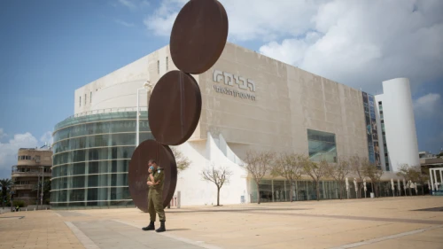 Israeli police and soldiers patrol Habima Square in Tel Aviv on April 11, 2020. Photo by Miriam Alster/Flash90.