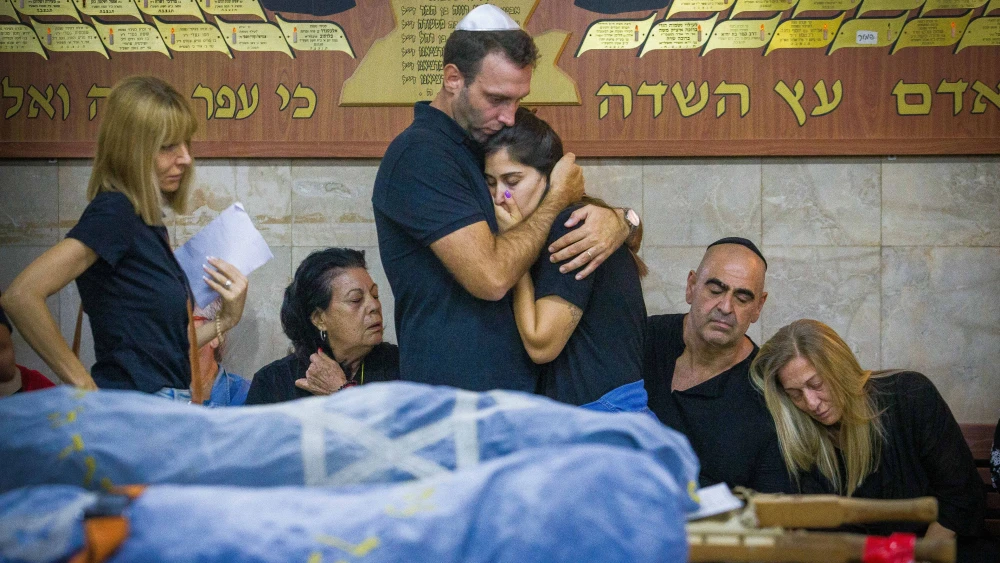 Mourners attend the funeral of Hodia and Tair David at the Beit Dagan Cemetery near Ben-Gurion International Airport, who were murdered at the Supernova music festival by Hamas terrorists, Oct. 14, 2023. Credit: Flash90.
