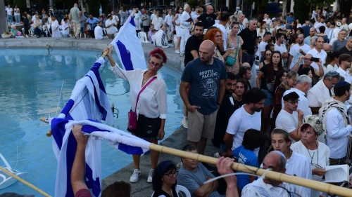 The Orthodox Jewish group Rosh Yehudi sets up a gender divider amongst protests during a public prayer service at Dizengoff Square in Tel Aviv on Yom Kippur, Sept. 24, 2023. Photo: Tomer Neuberg/Flash 90