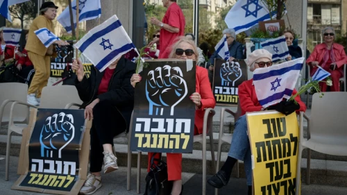 An anti-government protest outside a Tel Aviv retirement home, March 16, 2023. Photo by Avshalom Sassoni/Flash90.