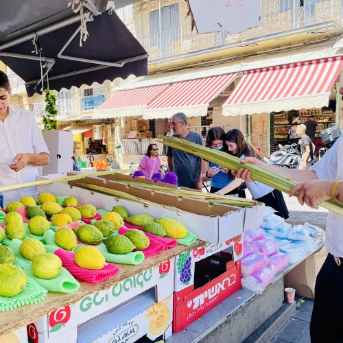 The Machane Yehuda outdoor market in Jerusalem was bustling as Israelis prepared for the upcoming Sukkot holiday on Sept. 20, 2021. Photo by Eliana Rudee.