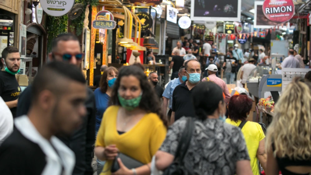 Israelis shop at the Machane Yehuda market in Jerusalem, June 3, 2020. Photo by Olivier Fitoussi/Flash90.