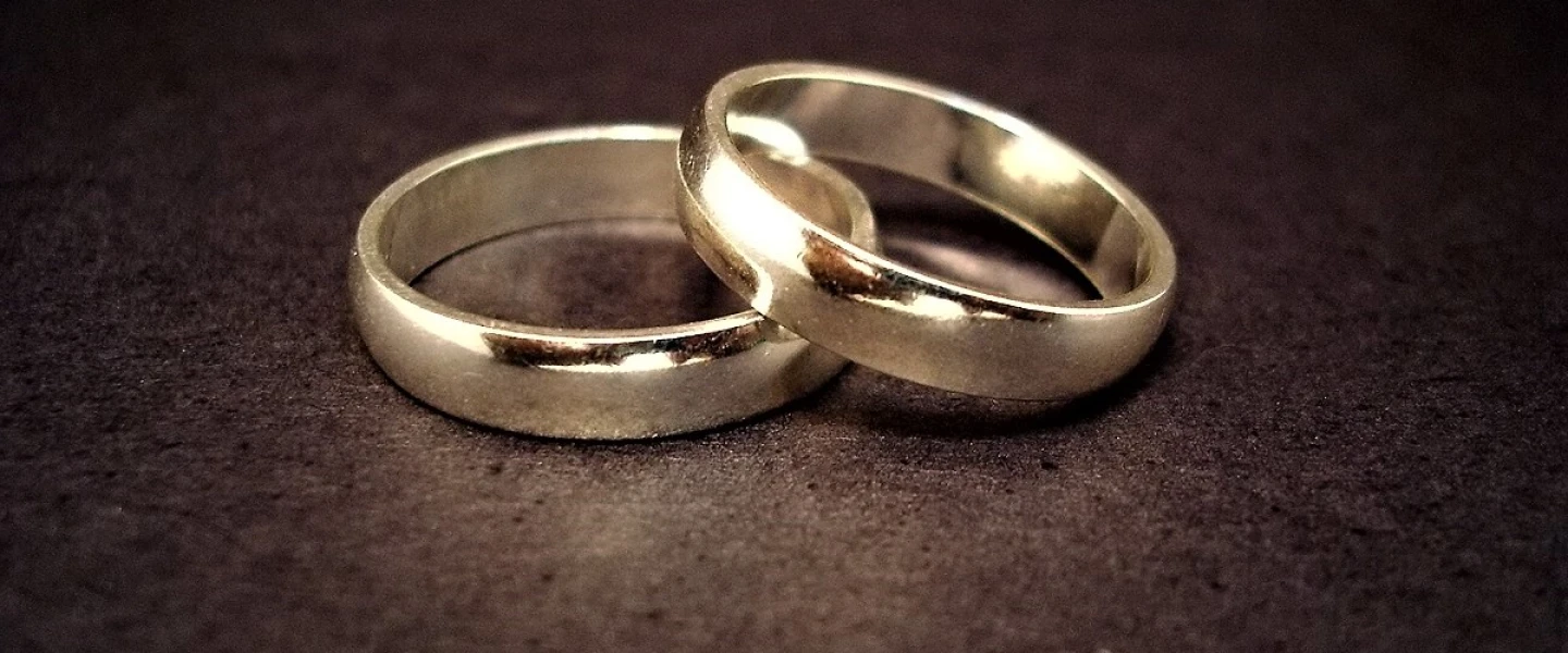 Wedding rings. Credit: Jeff Belmonte from Cuiabá, Brazil/Flickr via Wikimedia Commons.