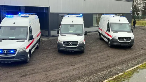 Israel transfers three bullet-proof ambulances to Ukrainian rescue forces, Jan. 30, 2023. Credit: Israeli Ministry of Defense Spokesperson’s Office.
