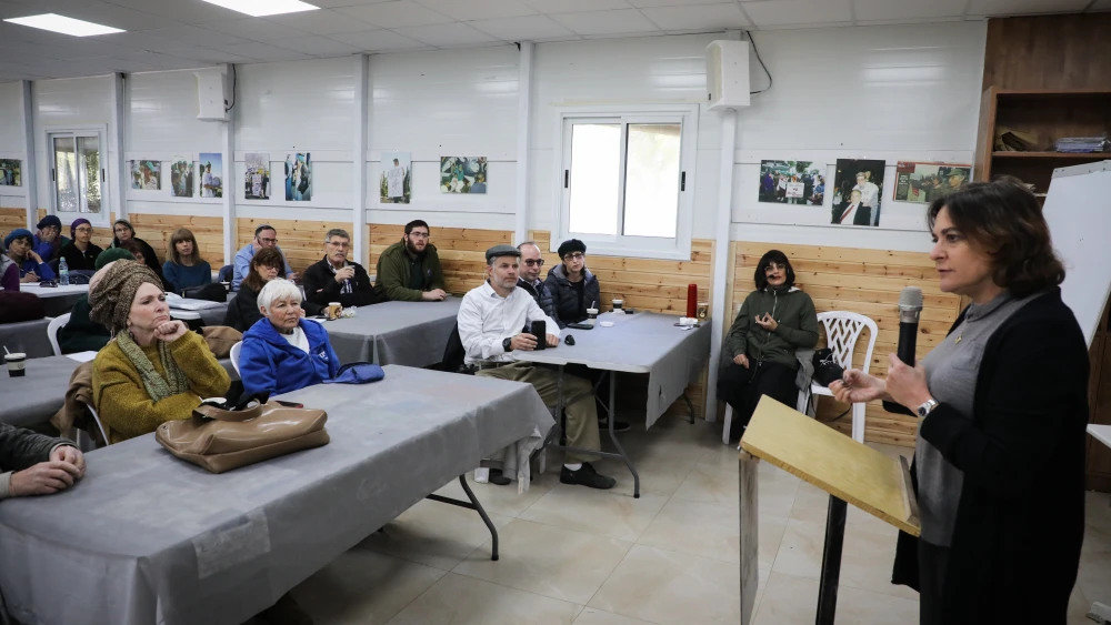 Journalist and New Right Party candidate Caroline Glick speaks at the Oz VeGaon reserve in Gush Etzion on Feb. 8, 2019. Credit: Gershon Elinson/Flash90.