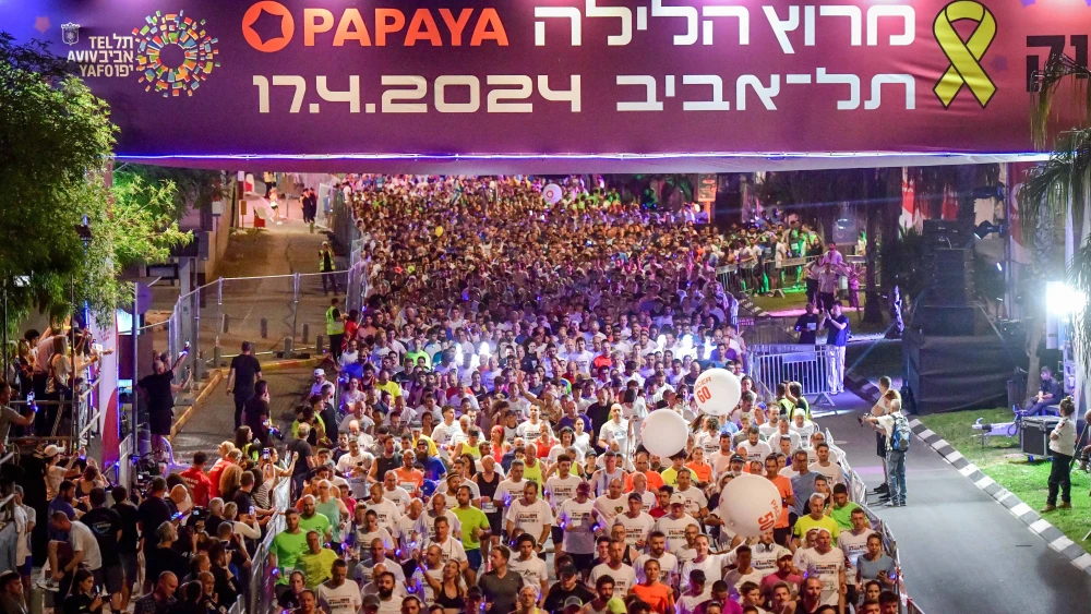 Thousands of runners take part in the Tel Aviv Night Run, for the hostages in Gaza, the IDF and the residents of southern Israel, on April 17, 2024. Photo by Avshalom Sassoni/Flash90.