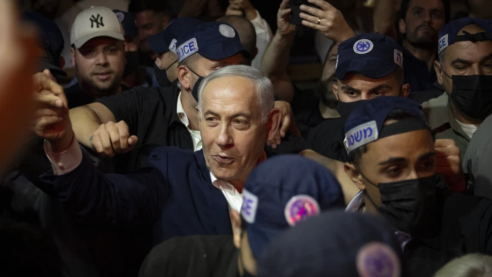 Prime Minister and Likud party chairman Benjamin Netanyahu visit the Mahane Yehuda market in Jerusalem, Oct. 22, 2026. Photo by Yonatan Sindel/Flash90.
