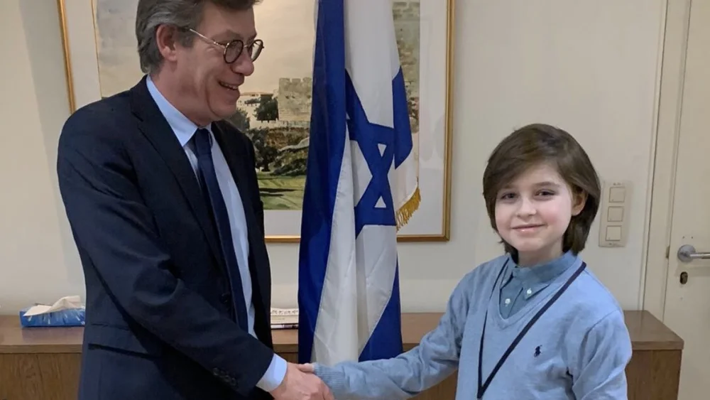 Laurent Simons of Belgium, who aims to create medical devices, recently met with Ambassador of Israel to Belgium and Luxembourg Emmanuel Nahshon. Source: Twitter.