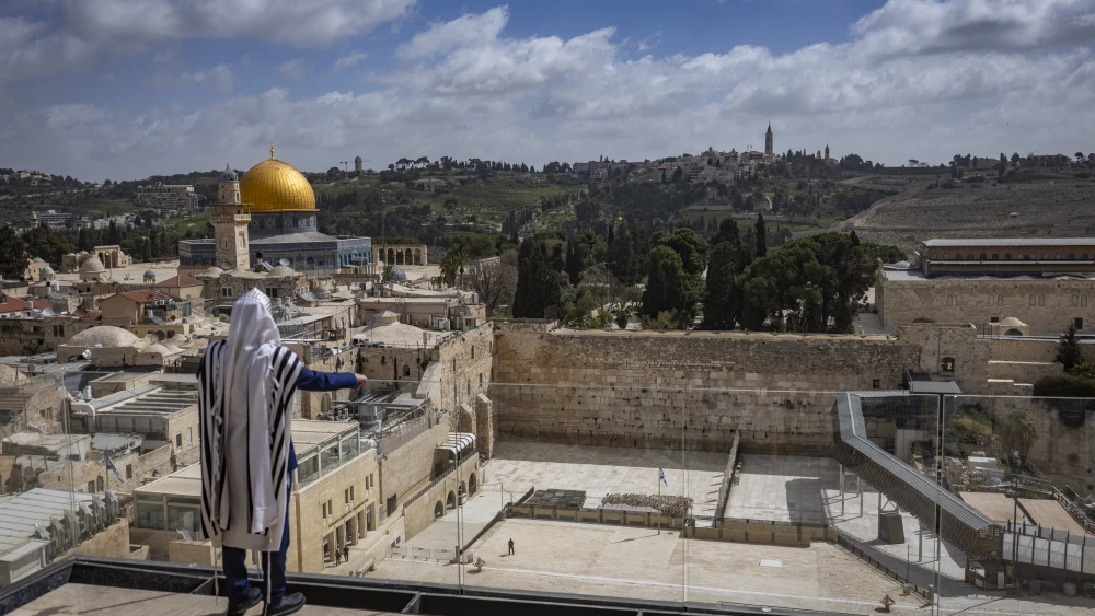 A view of the Western Wall plaza in Jerusalem's Old City, where the traditional Priestly Blessing (Birkat Cohanim) is held during the Passover holiday under attendance restrictions due to the ongoing war, April 5, 2026. Photo by Chaim Goldberg/Flash90.