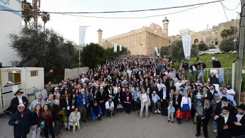 Nearly 800 participants from 80 communities around the world came to Israel, making a stop in Hebron at the Cave of the Patriarchs, with Chabad’s Rohr Jewish Learning Institute. (Photo: Bentzi Sasson)