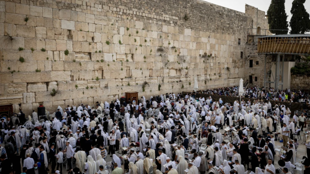 Jews at the Western Wall in Jerusalem during the Priestly Blessing for Passover, April 18, 2022. Photo by Yonatan Sindel/Flash90.
