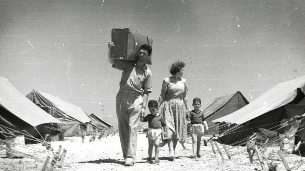 A family of new immigrants arrives at the Sha’ar Ha’aliyah transit camp near Haifa, 1949/50. Credit: The Oster Visual Documentation Center, ANU-Museum of the Jewish People, Sonnenfeld Collection.