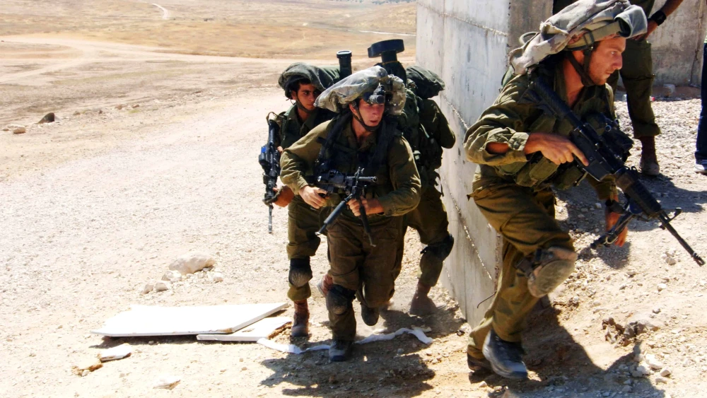 Israeli soldiers from the Paratroopers Brigade take part in a training exercise in which they practice fighting door-to-door combat in inhabited areas, in Tze'elim, southern Israel, July 10, 2014. Photo: Flash90