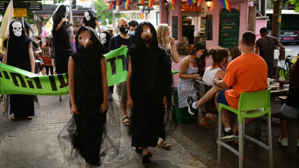 Environmental activists in Tel Aviv, July 6, 2020. Photo by Tomer Neuberg/Flash90.