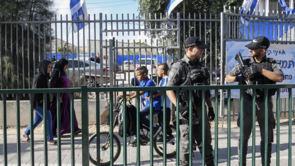 Israeli police officers secure a Jewish school following recent clashes between Jewish and Arab residents of Lod, in central Israel, on May 23, 2021. Photo by Flash90.