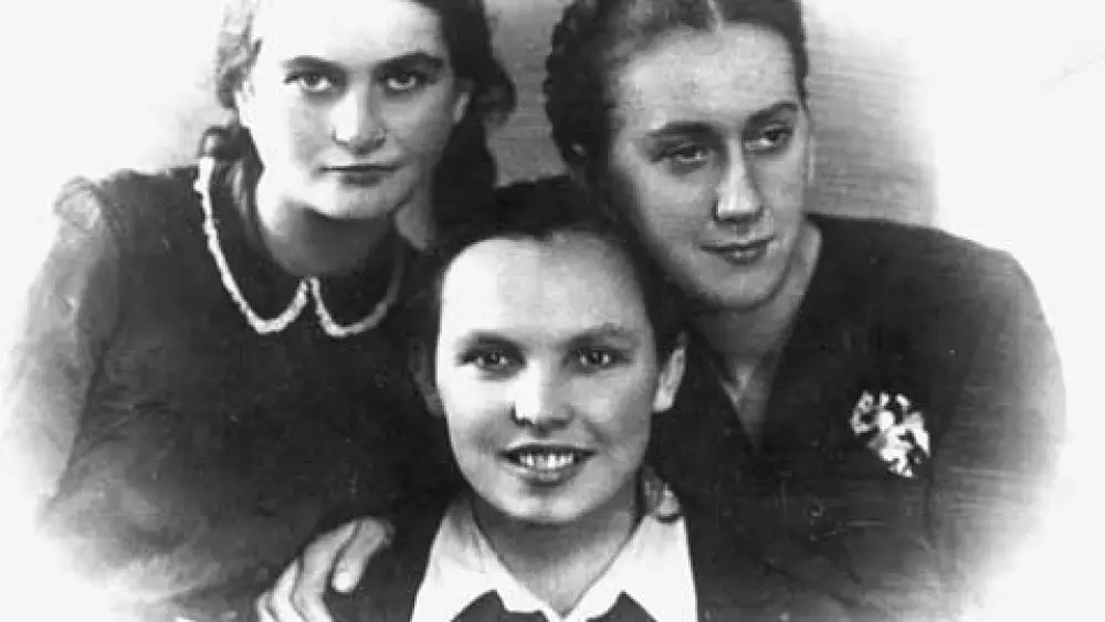 The three couriers (from the left) - Tema Sznajderman, Bella Chazan, Lonka Korzybrodska (Credit: Kibbutz Ghetto Fighter's archive)