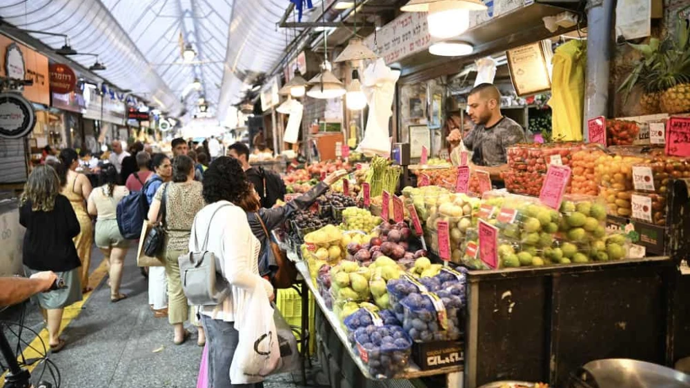 Buyers and sellers at Jerusalem's Mahane Yehuda market, Aug 29, 2023. Photo by Yoav Dudkevitch/TPS.