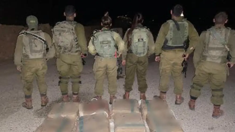 Paran Brigade soldiers and drugs they intercepted. Credit: IDF Spokesperson's Unit.