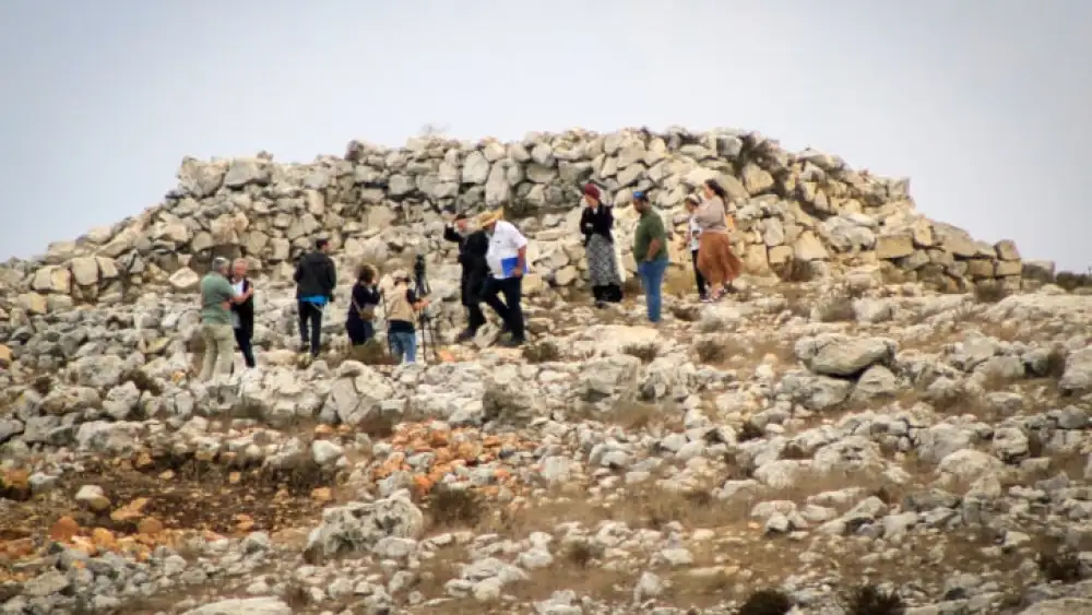 Jews raise Israeli flags on Mount Ebal in Nablus while on a visit to the altar of Joshua ben Nun during the Sukkot holiday, Oct. 02, 2023. Photo by Nasser Ishtayeh/Flash90.