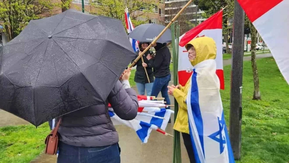Masha Kleiner (right) during a pro-Israel demonstration she organized, April 6, 2025. Photo by Erez Linn.