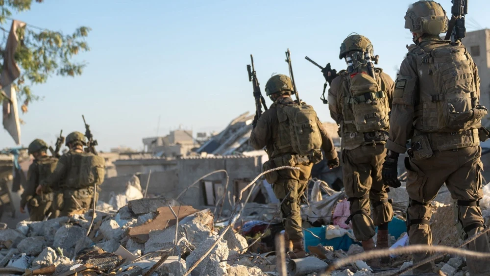 Soldados israelíes operan entre los escombros en la Franja de Gaza. Crédito: FDI.