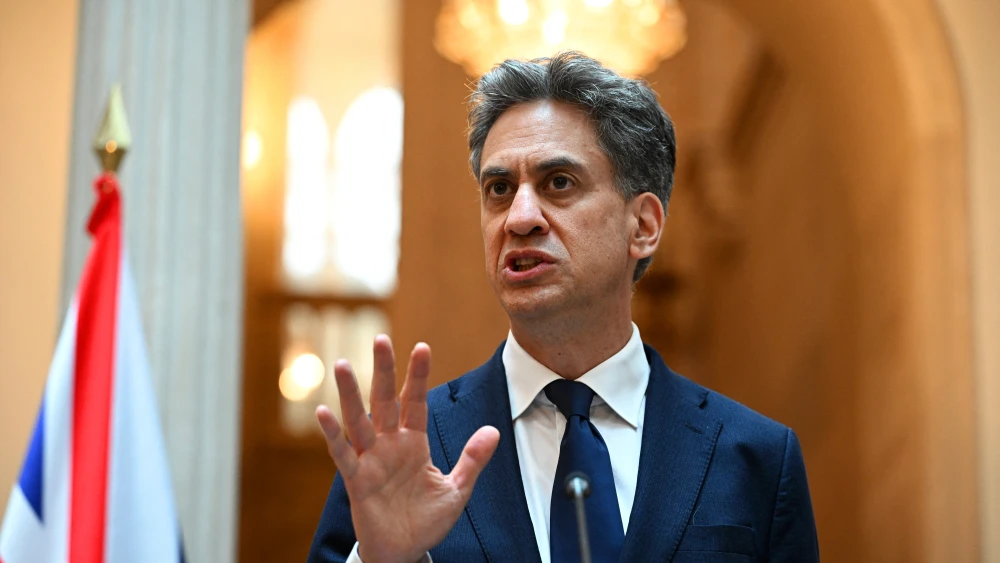 Sa'ar, Miliband discuss Hamas disarmament in first call