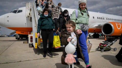 Jewish Ukrainians who fled war zones in the Ukraine, arriving on a rescue flight at Ben-Gurion Airport near Tel Aviv, March 17, 2022. Photo by Yossi Zeliger/Flash90.