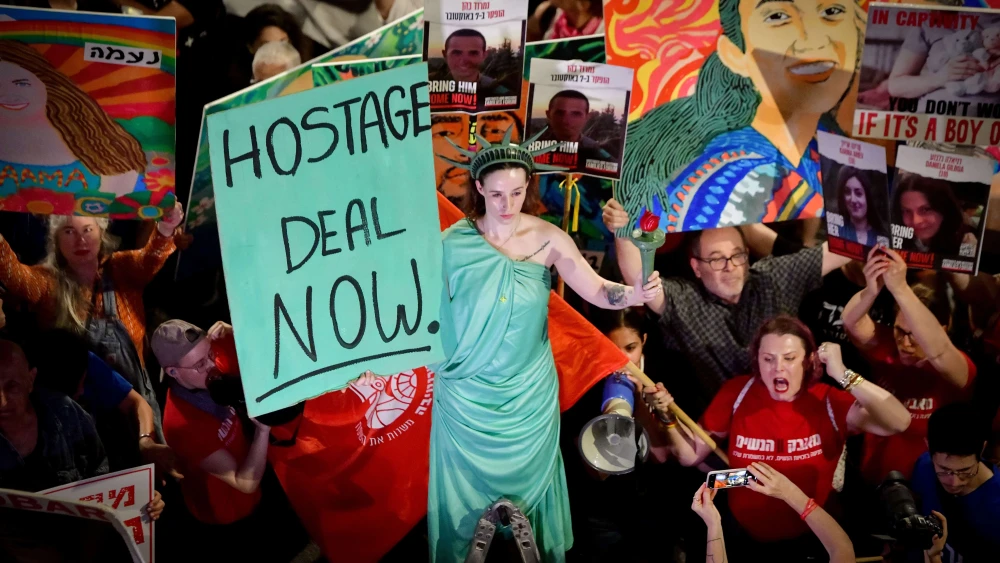 Israelis attend a rally calling for the release of Israelis held kidnapped by Hamas terrorists in Gaza outside the Defense Ministry Headquarters in Tel Aviv, June 1, 2024. Photo by Avshalom Sassoni/Flash90 *** Local Caption *** מלחמה חטופים משפחות תל אביב חרבות הפגנה שער בגין קרייה ברזל מלחמה
