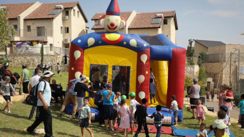Families enjoy a Sukkot holiday festival in the settlement of Efrat on Oct.16, 2019. Photo by Gershon Elinson/Flash90.
