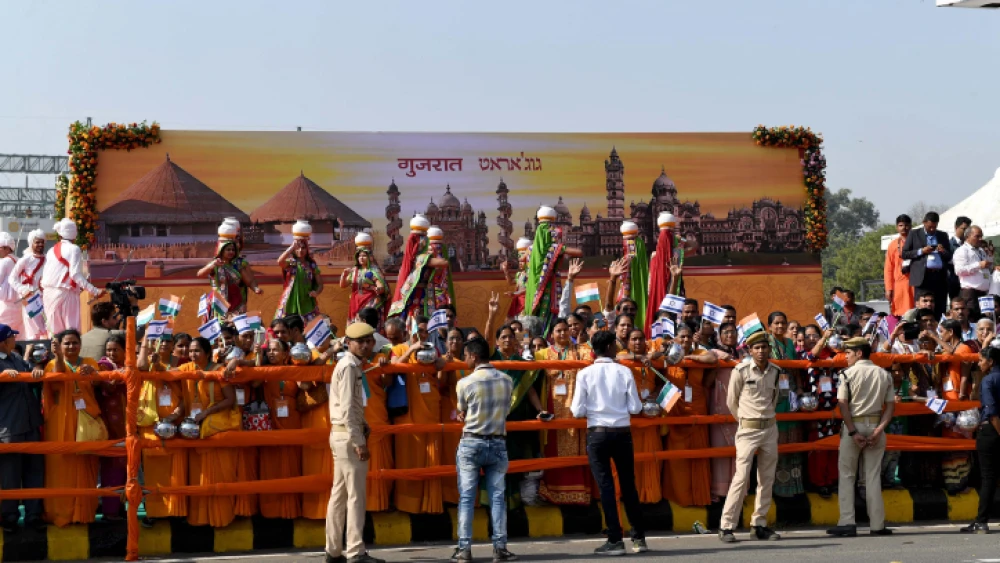Israeli Prime Minister Benjamin Netanyahu and his wife, Sara, are welcomed by Indian Prime Minister Nrenda Modi in Gujarat. India, on Jan. 17, 2018. Photo by Avi Ohayon/GPO.
