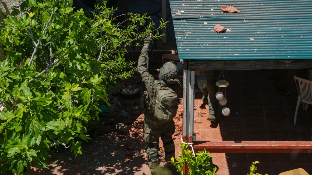Israeli security forces at the scene where a house was hit by an explosive drone launched by Hezbollah from Lebanon, in Metula near the Israeli-Lebanese border, May 25, 2026. Credit: Ayal Margolin/Flash90.