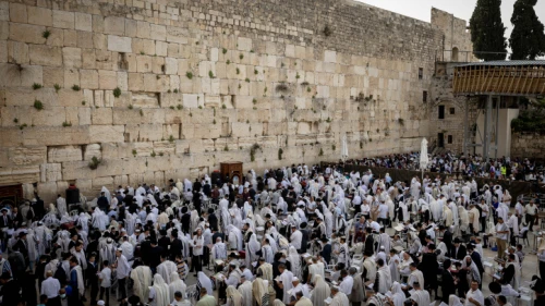 Jews at the Western Wall in Jerusalem during the Priestly Blessing for Passover, April 18, 2022. Photo by Yonatan Sindel/Flash90.
