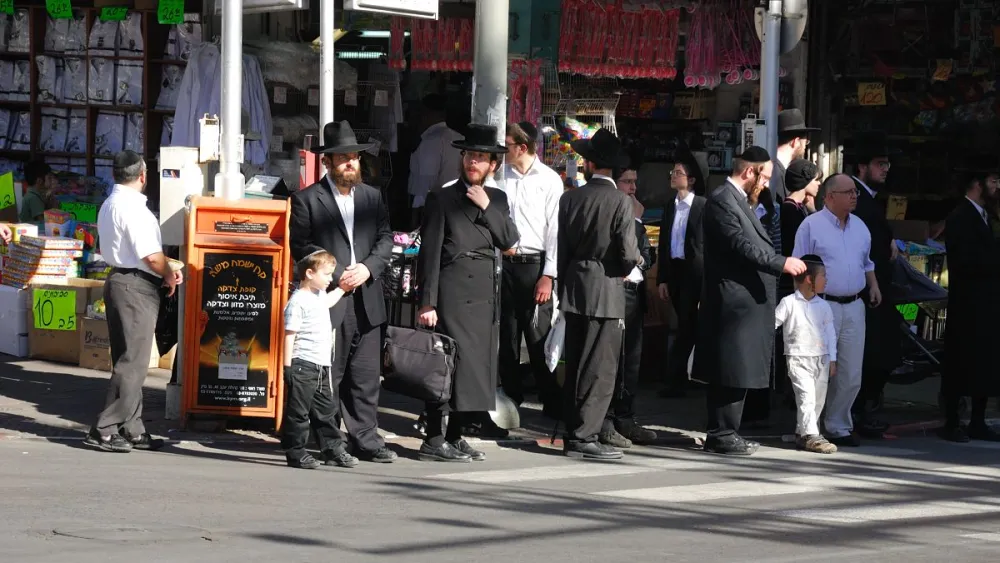 Rabbi Akiva Street in the Israeli city of Bnei Brak on Dec. 3, 2010. Credit: Yiftah/Wikimedia Commons.